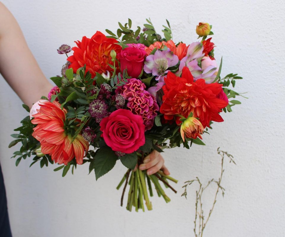 bouquet fleuriste rouge réalisé par Monceau Fleurs Nantes livraison sur Nantes et sa périphérie