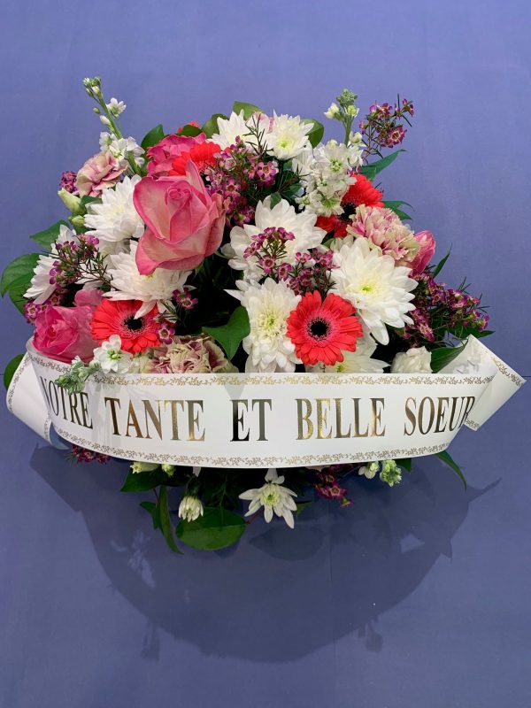 panier deuil fleurs roses et blanches avec ruban réalisé par Monceau Fleurs Nantes