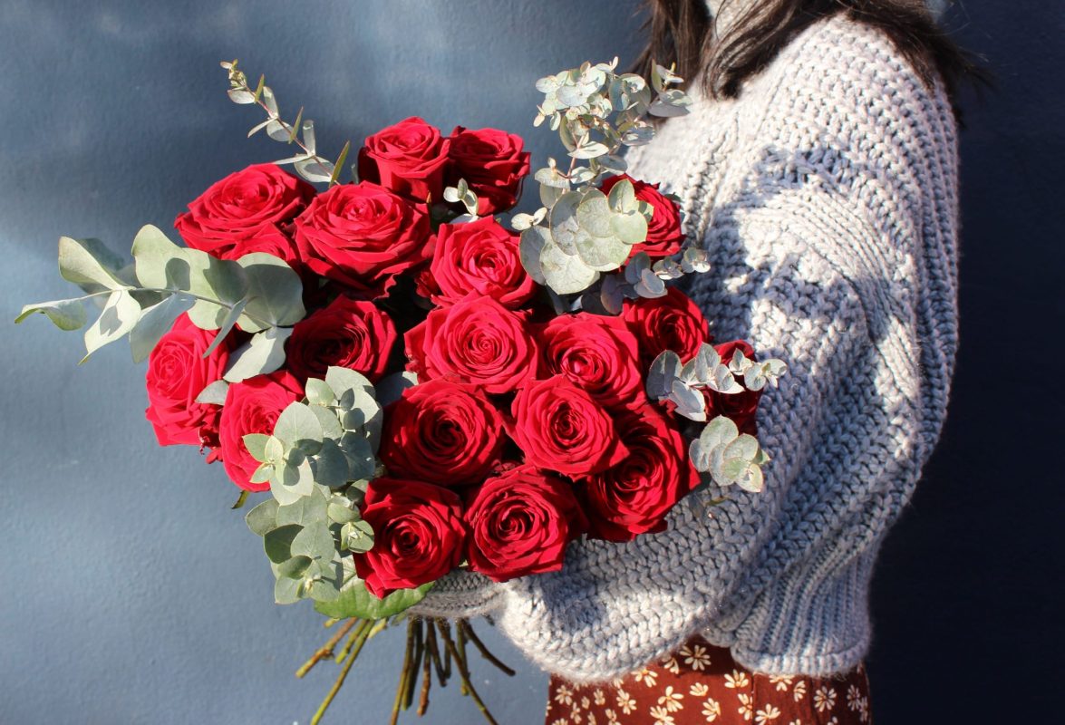 bouquet de roses déclaration roses rouge eucalyptus réalisé par Monceau Fleurs Nantes livraison sur Nantes et l'agglomération ou retrait en boutique