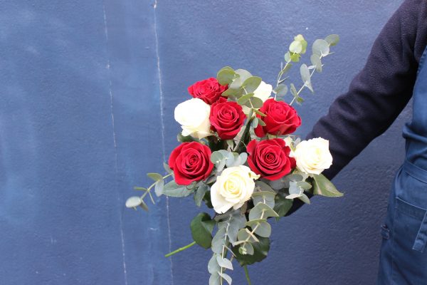 roses rouges et blanches eucalyptus