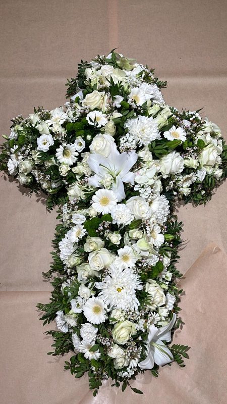 croix de deuil fleurs blanches confectionné par Monceau Fleurs Nantes