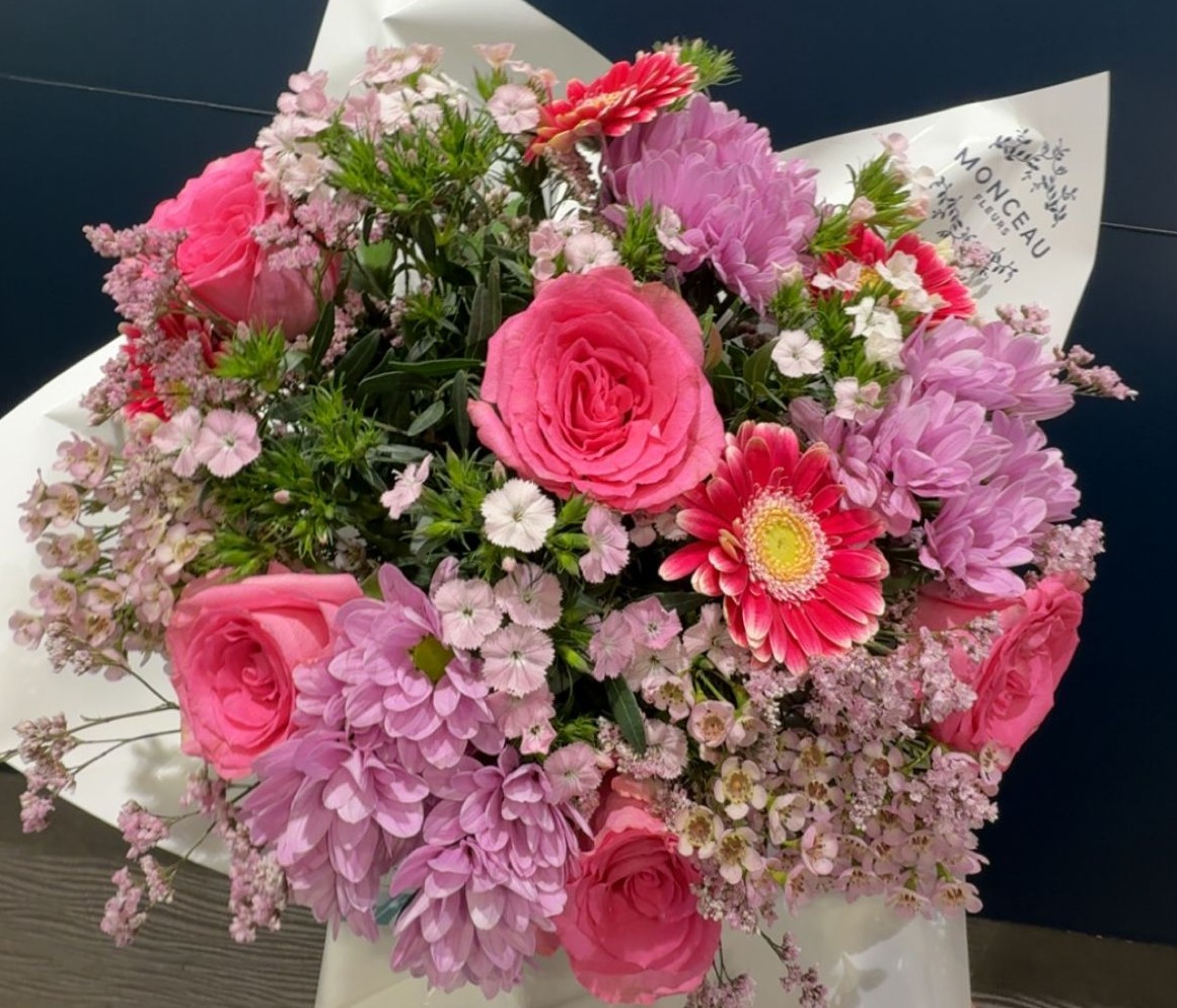 bouquet de fleurs romantique Love amour confectionné par Monceau Fleurs Nantes