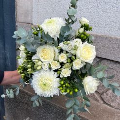 bouquet fleuriste blanc réalisé par Monceau Fleurs Nantes livraison sur Nantes et sa périphérie