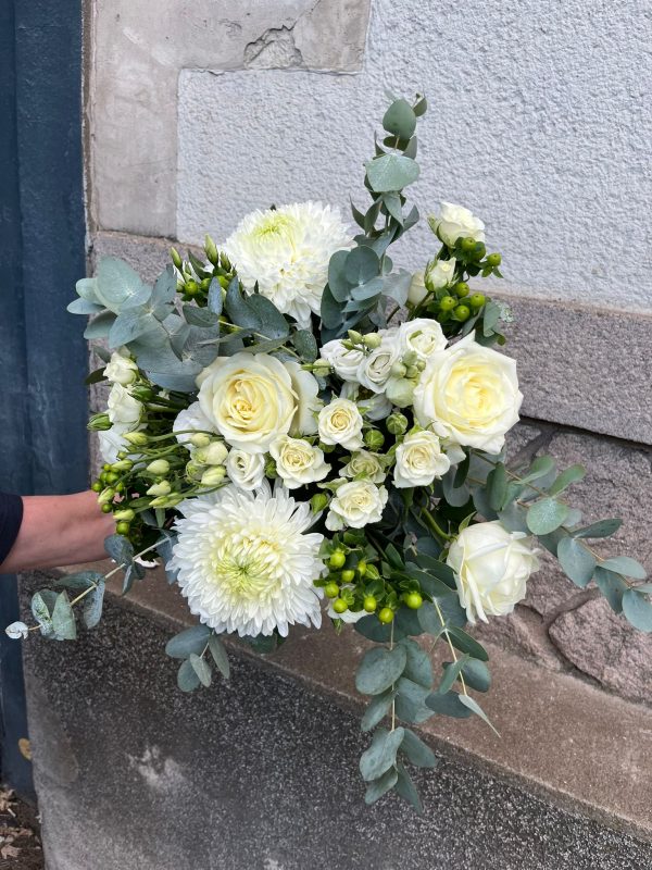 bouquet fleuriste blanc réalisé par Monceau Fleurs Nantes livraison sur Nantes et sa périphérie