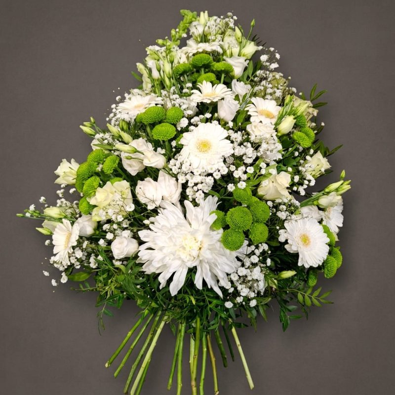 gerbe florale piquée de deuil fleurs blanches et vertes réalisé par Monceau Fleurs Nantes