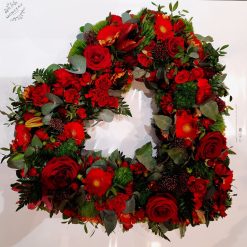 coeur ouvert de deuil fleurs rouge réalisé par Monceau Fleurs Nantes