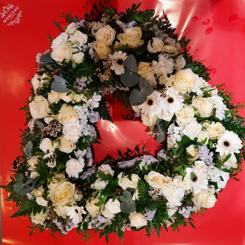 coeur ouvert de deuil fleurs blanches réalisé par Monceau Fleurs Nantes