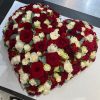 coeur de deuil fleurs blanches et rouges réalisé par Monceau Fleurs Nantes