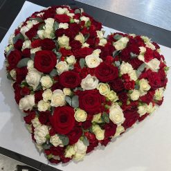 coeur de deuil fleurs blanches et rouges réalisé par Monceau Fleurs Nantes
