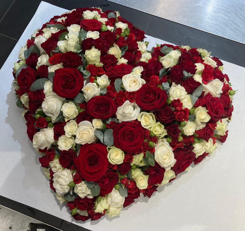 coeur de deuil fleurs blanches et rouges réalisé par Monceau Fleurs Nantes