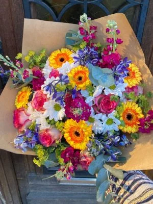 bouquet de fleurs coloré sur mesure livraison sur Nantes et sa périphérie ou retrait en boutique