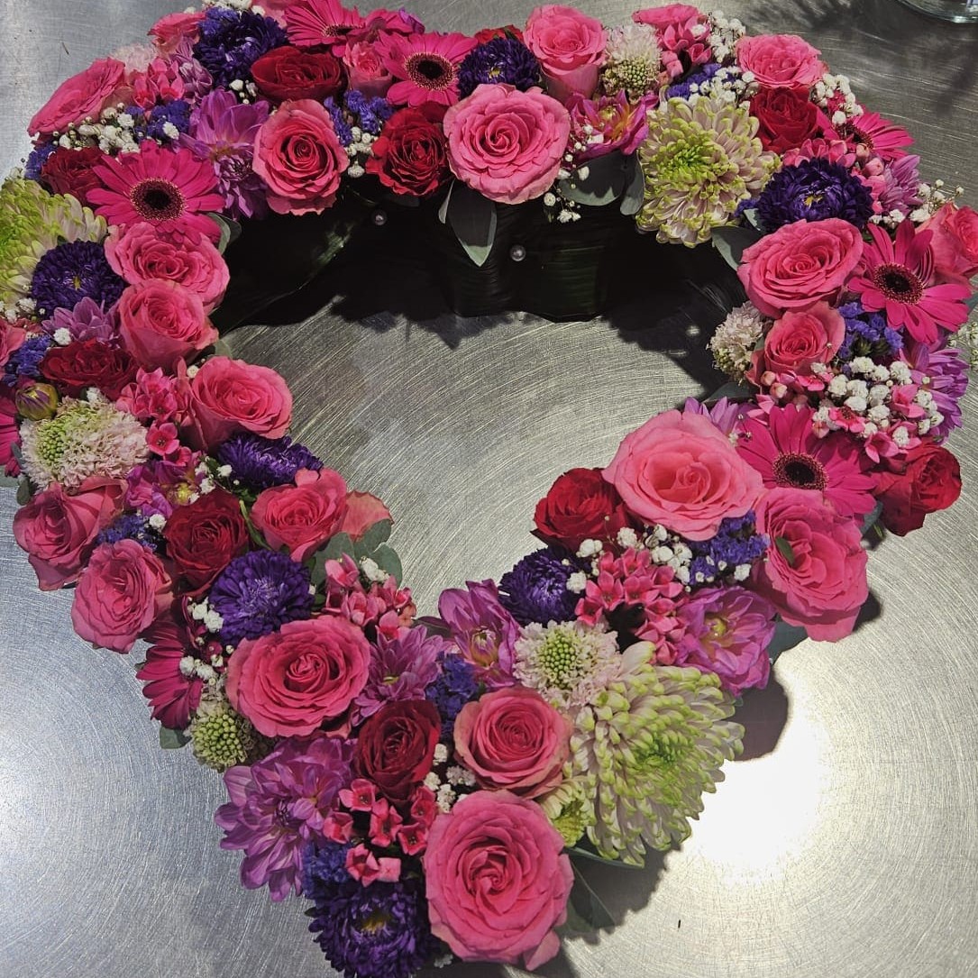 coeur ouvert de deuil fleurs roses réalisé par Monceau Fleurs Nantes