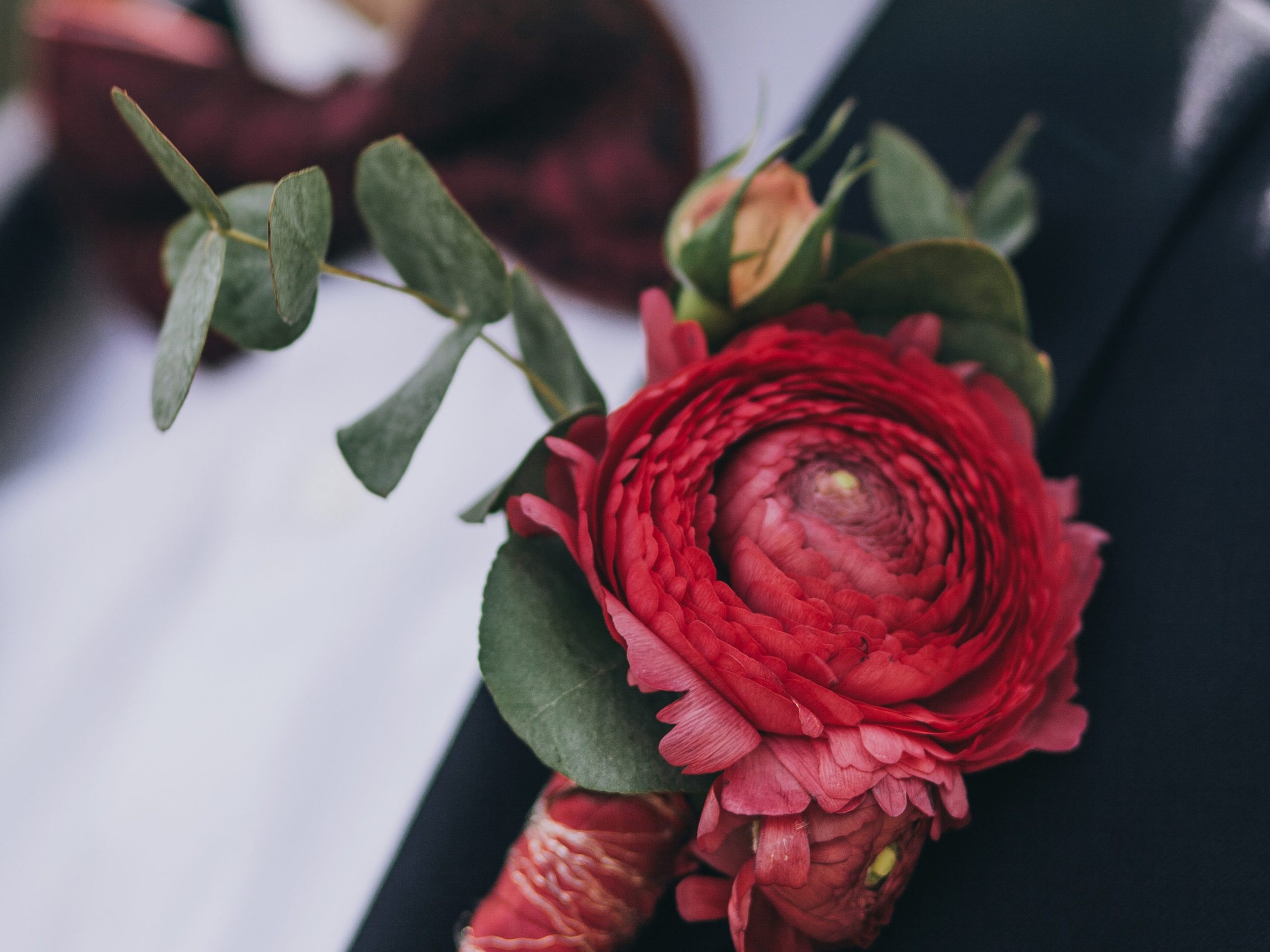 Boutonnière de marié réalisé par Monceau Fleurs Nantes personnalisable selon le thème du mariage.