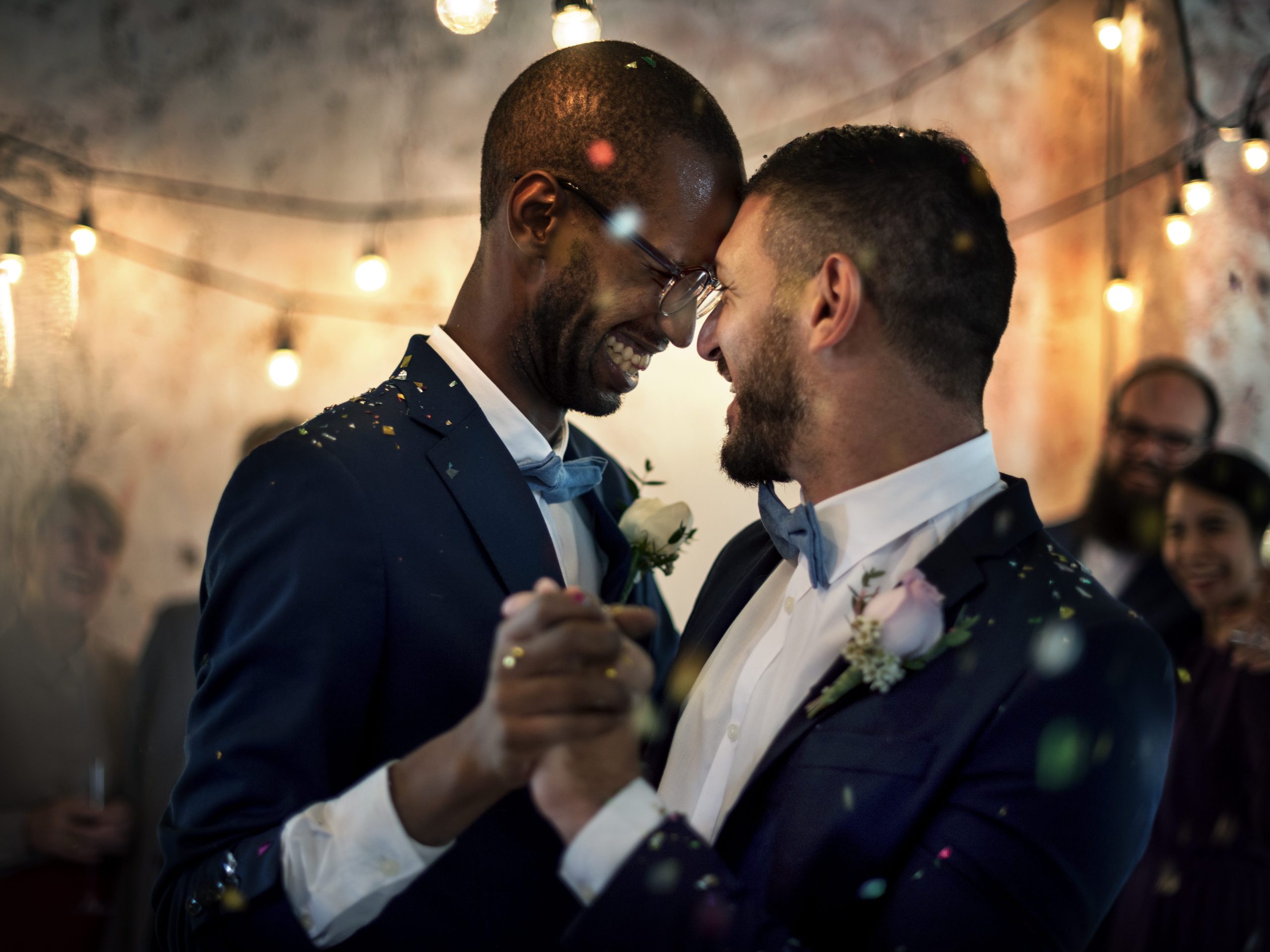 Boutonnière de marié réalisé par Monceau Fleurs Nantes accordé avec les garçons d'honneur.